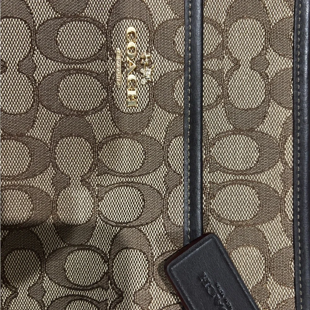 Coach Signature File Bag - Style F58285
Classic Khaki canvas with leather trim - Picture 4 of 6